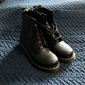 Dr. Martens Air Wave women’s size 7 black boots